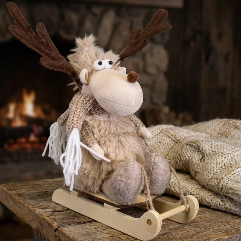 Weihnachtselch auf Schlitten 35 cm – Flauschiger Winterelch mit großem Geweih & Strickschal