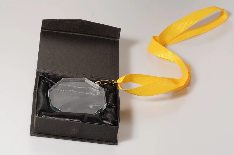 Glas-Medaille Achteck Pokal 7,5 cm inkl. Band und Verpackung