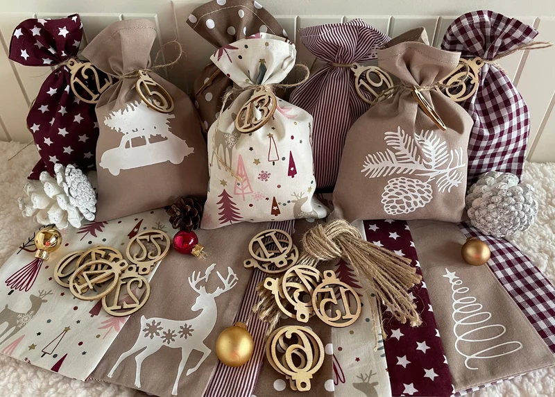 Adventskalender,Landhausstil Adventskalender zum Befüllen, 24 Säckchen zum Advent , Adventskalender Zahlen aus Holz, rot/beige