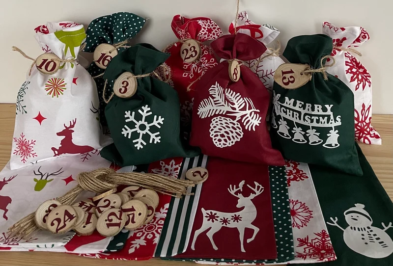 Adventskalender,Landhausstil Adventskalender zum befüllen , 24 Säckchen zum Advent , Adventskalender Zahlen aus Holz, grün/rot/weiß