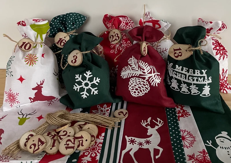 Adventskalender,Landhausstil Adventskalender zum befüllen , 24 Säckchen zum Advent , Adventskalender Zahlen aus Holz, grün/rot/weiß