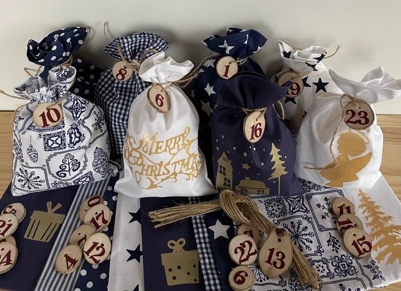 Adventskalender für Kinder, Landhausstil Adventskalender zum Befüllen, 24 Säckchen zum Advent , Adventskalender Zahlen aus Holz, blau /weiß