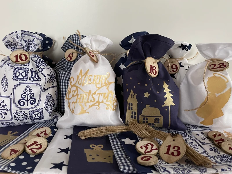 Adventskalender für Kinder, Landhausstil Adventskalender zum Befüllen, 24 Säckchen zum Advent , Adventskalender Zahlen aus Holz, blau /weiß