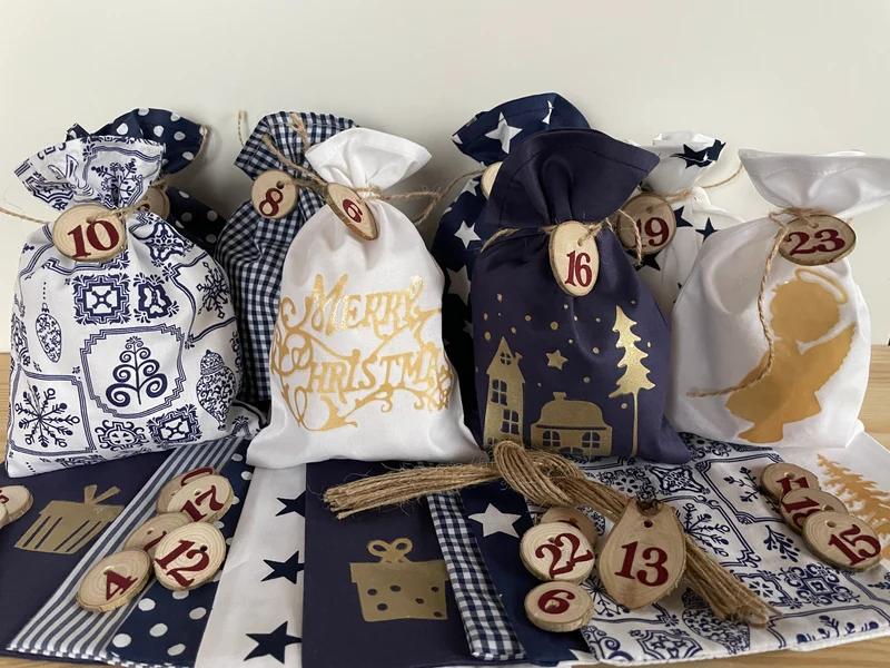 Adventskalender für Kinder, Landhausstil Adventskalender zum Befüllen, 24 Säckchen zum Advent , Adventskalender Zahlen aus Holz, blau /weiß