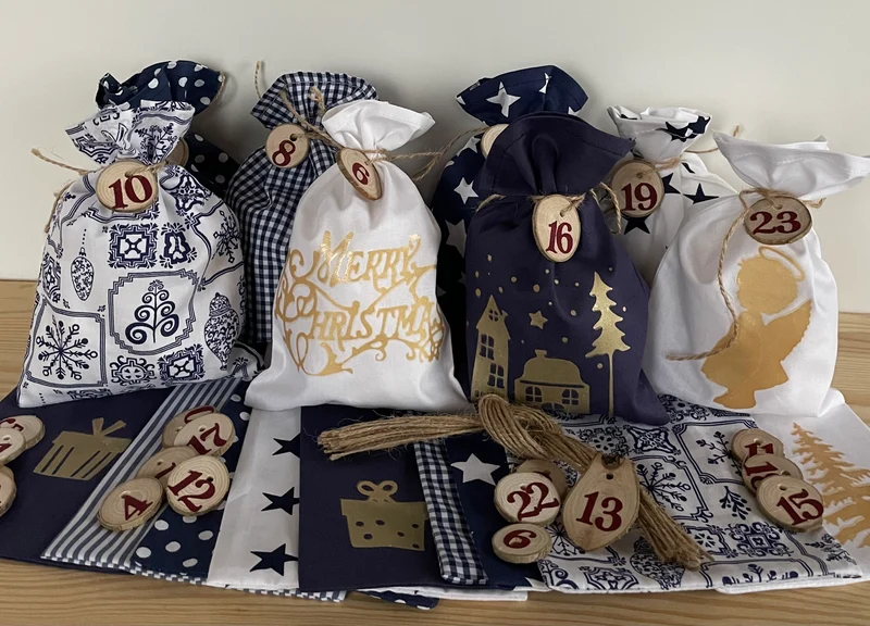 Adventskalender für Kinder, Landhausstil Adventskalender zum Befüllen, 24 Säckchen zum Advent , Adventskalender Zahlen aus Holz, blau /weiß