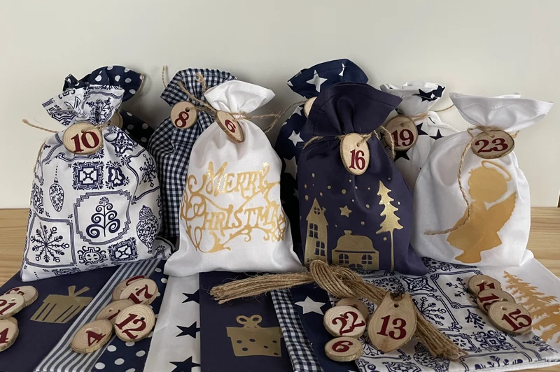 Adventskalender für Kinder, Landhausstil Adventskalender zum Befüllen, 24 Säckchen zum Advent , Adventskalender Zahlen aus Holz, blau /weiß