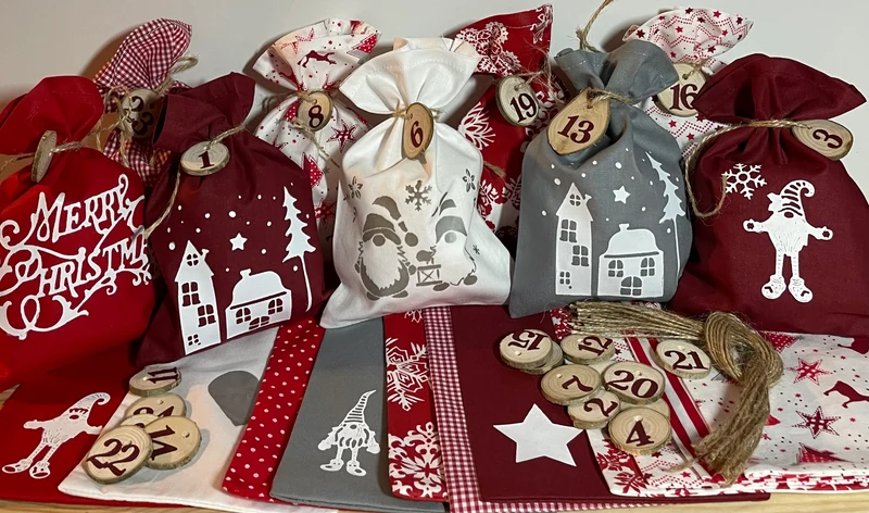 Adventskalender,Landhausstil Adventskalender zum befüllen, 24 Säckchen zum Advent, Adventskalender Zahlen aus Holz, grau/rot