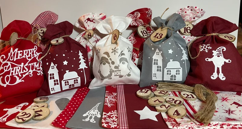 Adventskalender,Landhausstil Adventskalender zum befüllen, 24 Säckchen zum Advent, Adventskalender Zahlen aus Holz, grau/rot