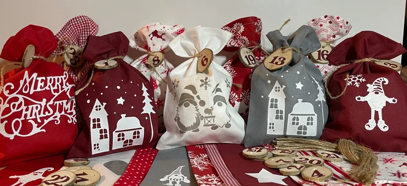 Adventskalender,Landhausstil Adventskalender zum befüllen, 24 Säckchen zum Advent, Adventskalender Zahlen aus Holz, grau/rot