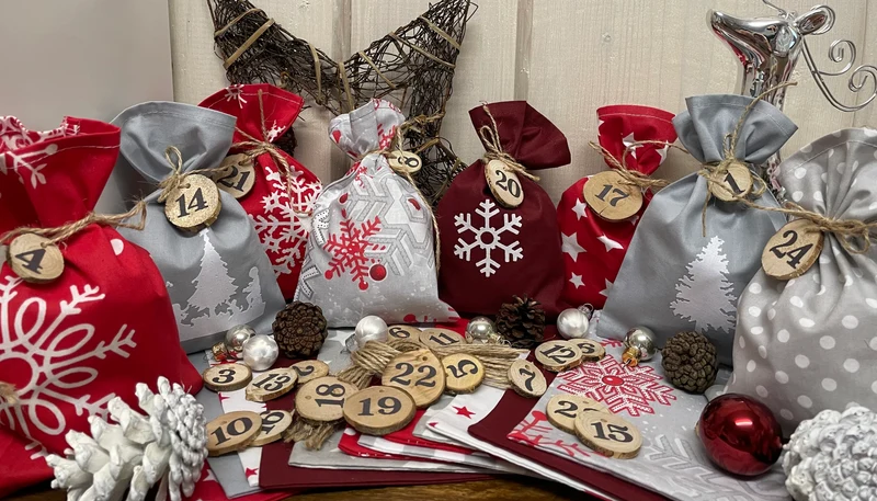 Adventskalender,Landhausstil Adventskalender zum befüllen, 24 Säckchen zum Advent, Adventskalender Zahlen aus Holz, grau/rot