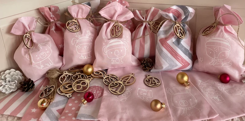 Adventskalender,Landhausstil Adventskalender zum Befüllen, 24 Säckchen zum Advent , Adventskalender Zahlen aus Holz, rosa /grau