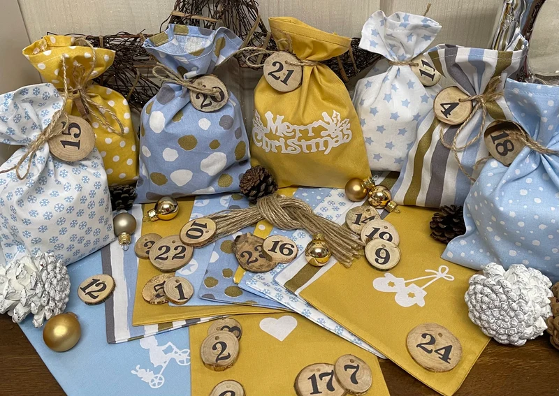 Adventskalender,Landhausstil Adventskalender zum Befüllen, 24 Säckchen zum Advent , Adventskalender Zahlen aus Holz, hellblau/curry/gold