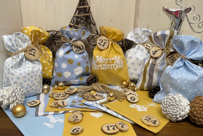 Adventskalender,Landhausstil Adventskalender zum Befüllen, 24 Säckchen zum Advent , Adventskalender Zahlen aus Holz, hellblau/curry/gold