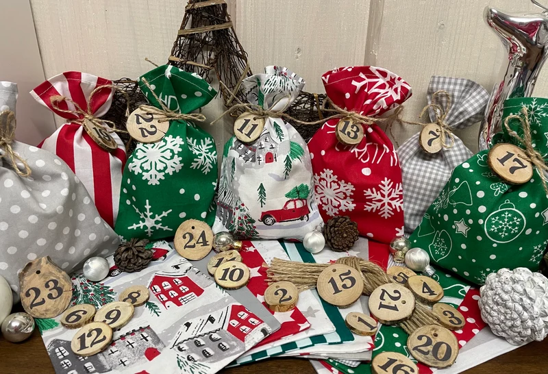 Adventskalender,Landhausstil Adventskalender zum befüllen , 24 Säckchen zum Advent , Adventskalender Zahlen aus Holz, grau /grün/rot