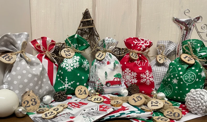 Adventskalender,Landhausstil Adventskalender zum befüllen , 24 Säckchen zum Advent , Adventskalender Zahlen aus Holz, grau /grün/rot