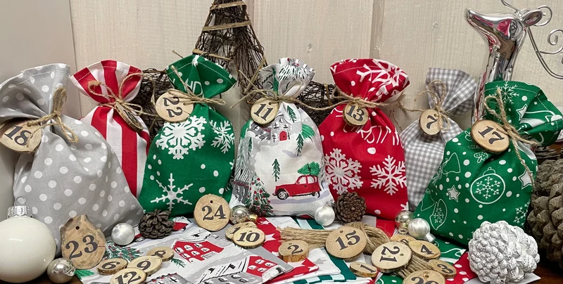 Adventskalender,Landhausstil Adventskalender zum befüllen , 24 Säckchen zum Advent , Adventskalender Zahlen aus Holz, grau /grün/rot