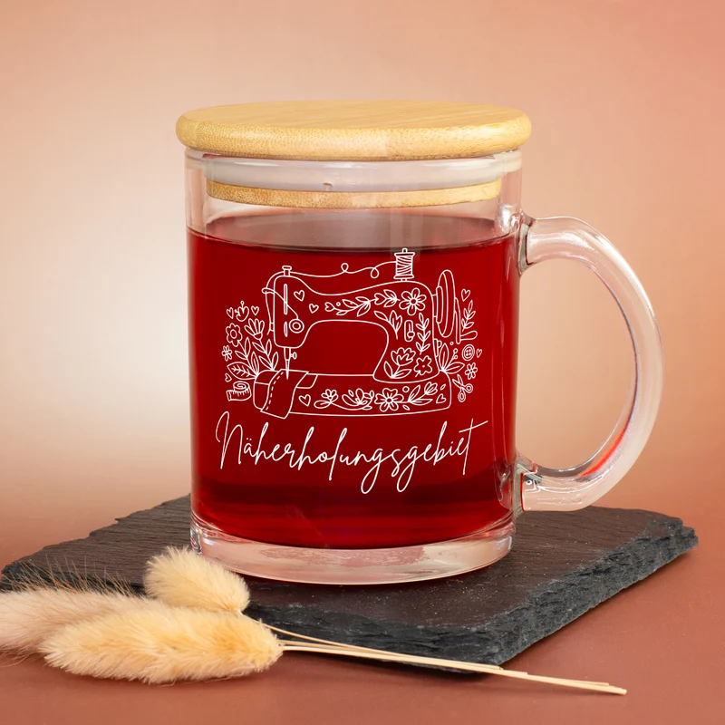 Tasse aus Glas mit Bambusdeckel 'Näherholungsgebiet' | Geschenk für Frauen, Nähfans & Handarbeit