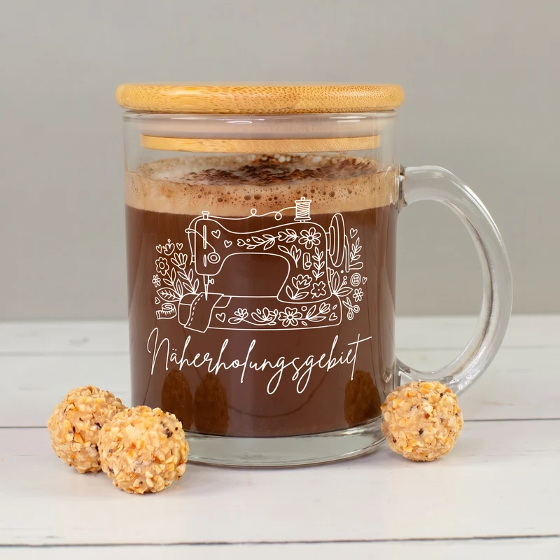 Tasse aus Glas mit Bambusdeckel 'Näherholungsgebiet' | Geschenk für Frauen, Nähfans & Handarbeit