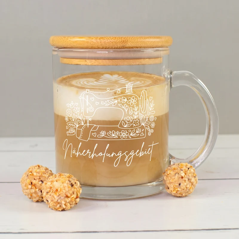 Tasse aus Glas mit Bambusdeckel 'Näherholungsgebiet' | Geschenk für Frauen, Nähfans & Handarbeit
