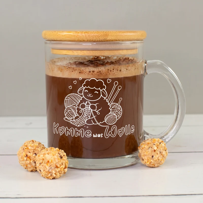 Tasse aus Glas mit Bambusdeckel 'Komme was Wolle' Motiv | Geschenk für Strickfans & Handarbeit