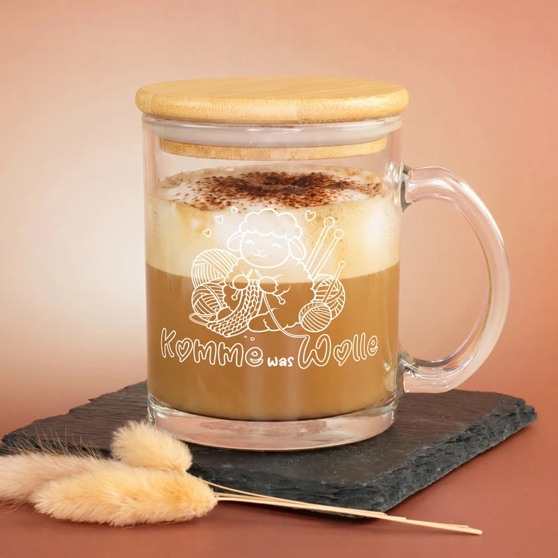 Tasse aus Glas mit Bambusdeckel 'Komme was Wolle' Motiv | Geschenk für Strickfans & Handarbeit