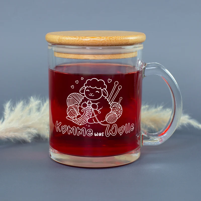 Tasse aus Glas mit Bambusdeckel 'Komme was Wolle' Motiv | Geschenk für Strickfans & Handarbeit