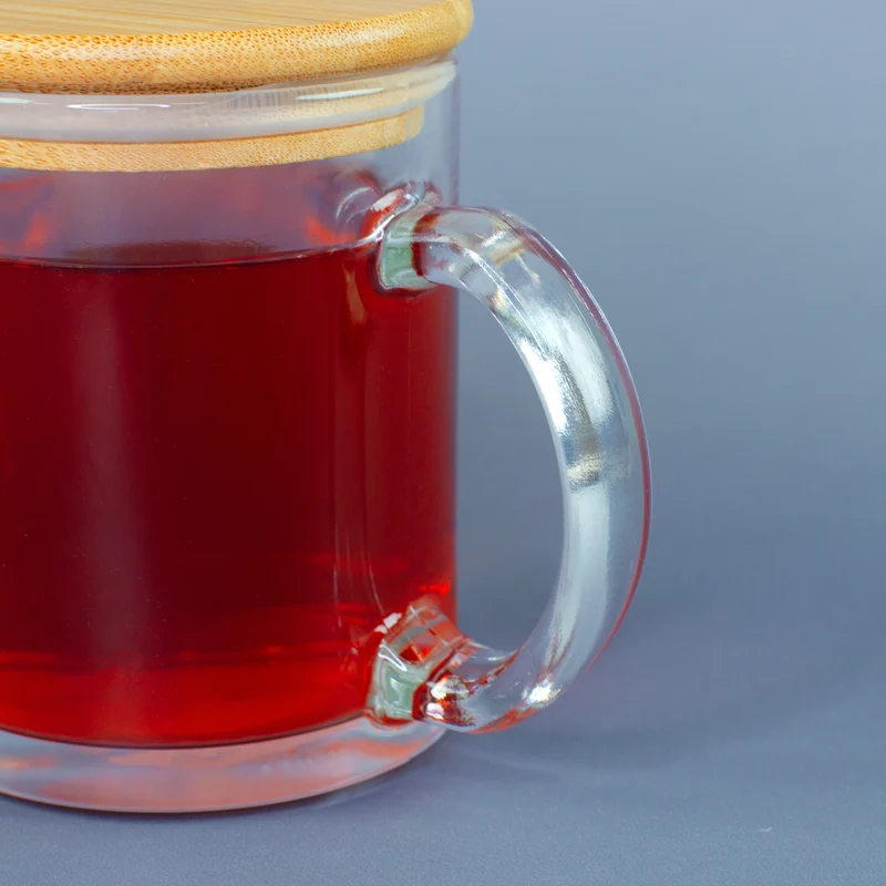 Tasse aus Glas mit Bambusdeckel 'Komme was Wolle' Motiv | Geschenk für Strickfans & Handarbeit