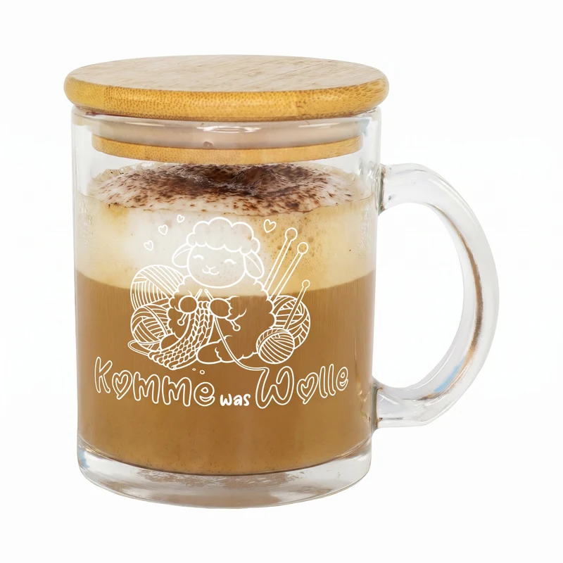 Tasse aus Glas mit Bambusdeckel 'Komme was Wolle' Motiv | Geschenk für Strickfans & Handarbeit