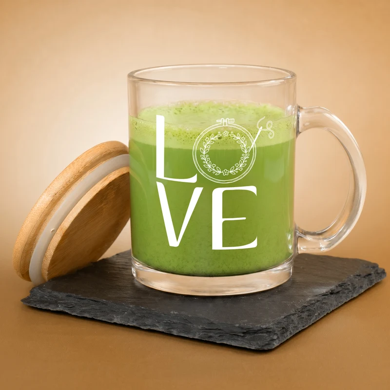 Tasse aus Glas mit Bambusdeckel & LOVE Stickmotiv | Geschenk für Freunde von Handarbeit & Sticken