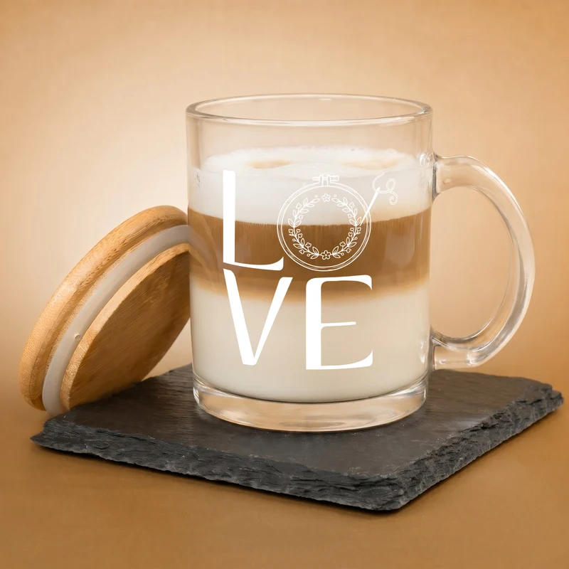 Tasse aus Glas mit Bambusdeckel & LOVE Stickmotiv | Geschenk für Freunde von Handarbeit & Sticken