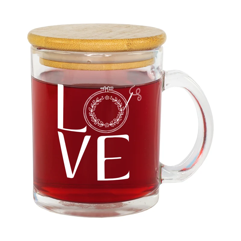 Tasse aus Glas mit Bambusdeckel & LOVE Stickmotiv | Geschenk für Freunde von Handarbeit & Sticken