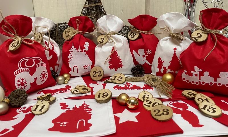 Adventskalender,Landhausstil Adventskalender zum befüllen, 24 Säckchen zum Advent, Adventskalender Zahlen aus Holz, rot/weiß