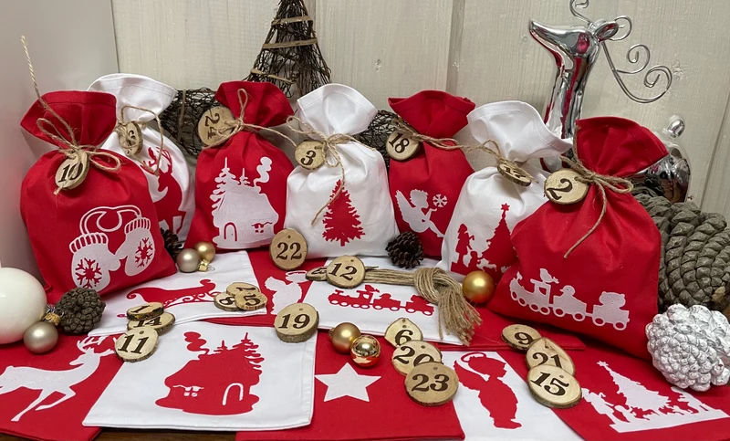 Adventskalender,Landhausstil Adventskalender zum befüllen, 24 Säckchen zum Advent, Adventskalender Zahlen aus Holz, rot/weiß