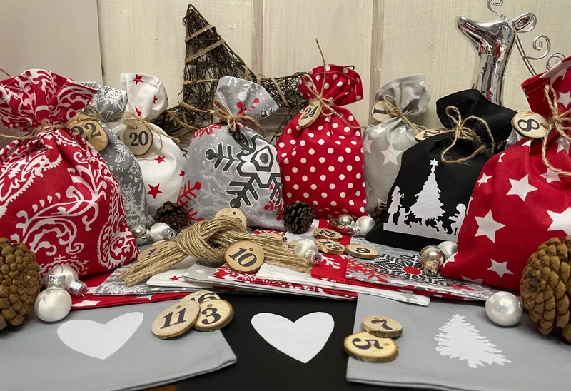 Adventskalender,Landhausstil Adventskalender zum befüllen, 24 Säckchen zum Advent, Adventskalender Zahlen aus Holz, grau/rot/schwarz