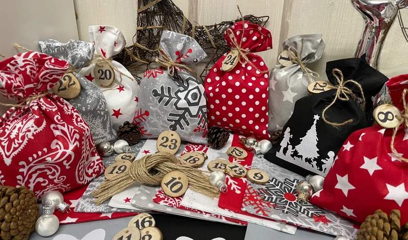 Adventskalender,Landhausstil Adventskalender zum befüllen, 24 Säckchen zum Advent, Adventskalender Zahlen aus Holz, grau/rot/schwarz