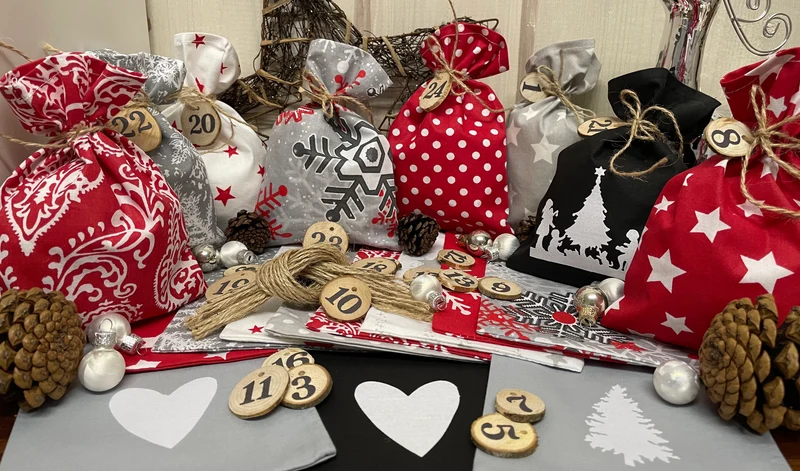 Adventskalender,Landhausstil Adventskalender zum befüllen, 24 Säckchen zum Advent, Adventskalender Zahlen aus Holz, grau/rot/schwarz