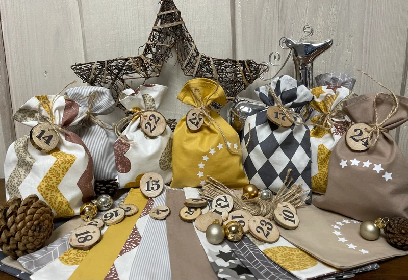 Adventskalender,Landhausstil Adventskalender zum befüllen, 24 Säckchen zum Advent, Adventskalender Zahlen aus Holz, beige/gelb