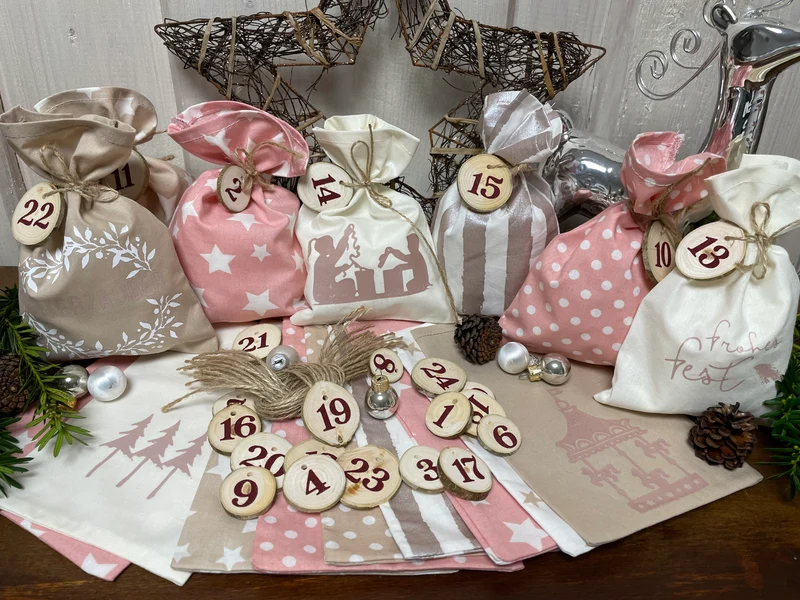 Adventskalender,Landhausstil Adventskalender zum befüllen, 24 Säckchen zum Advent , Adventskalender Zahlen aus Holz, rosa/beige