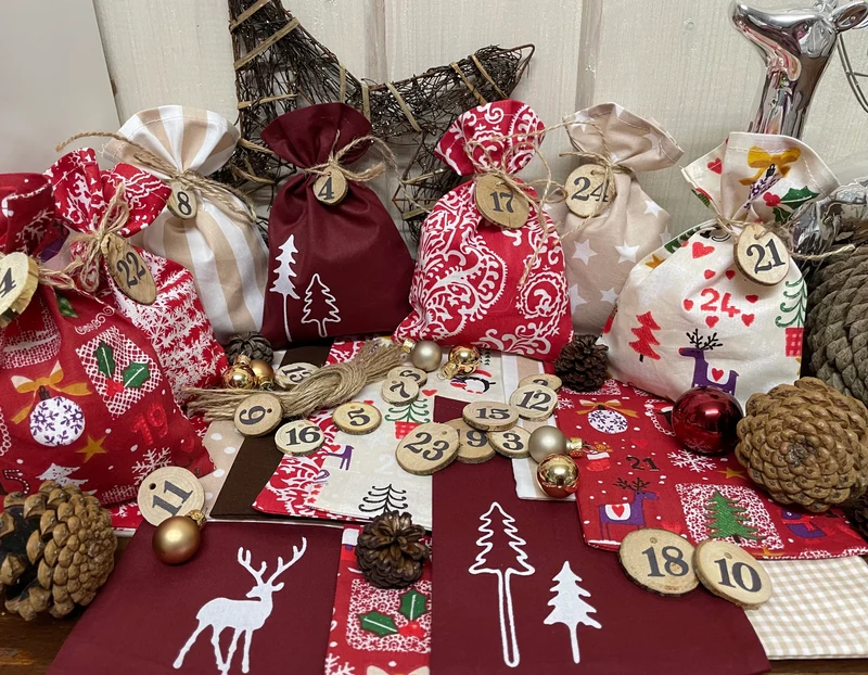 Adventskalender,Landhausstil Adventskalender zum Befüllen, 24 Säckchen zum Advent , Adventskalender Zahlen aus Holz, rot/beige