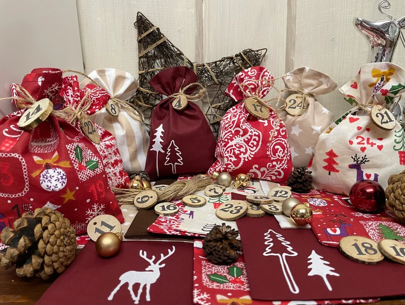 Adventskalender,Landhausstil Adventskalender zum Befüllen, 24 Säckchen zum Advent , Adventskalender Zahlen aus Holz, rot/beige