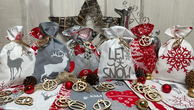 Adventskalender,Landhausstil Adventskalender zum befüllen , 24 Säckchen zum Advent , Adventskalender Zahlen aus Holz, grau /rot