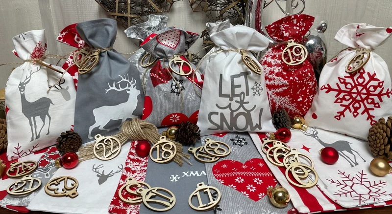Adventskalender,Landhausstil Adventskalender zum befüllen , 24 Säckchen zum Advent , Adventskalender Zahlen aus Holz, grau /rot