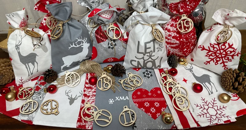 Adventskalender,Landhausstil Adventskalender zum befüllen , 24 Säckchen zum Advent , Adventskalender Zahlen aus Holz, grau /rot