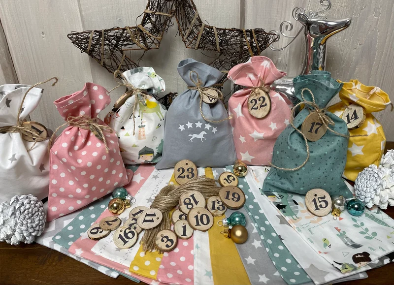 Adventskalender für Kinder ,Landhausstil Adventskalender zum Befüllen, 24 Säckchen zum Advent , Adventskalender Zahlen aus Holz, pastellfare