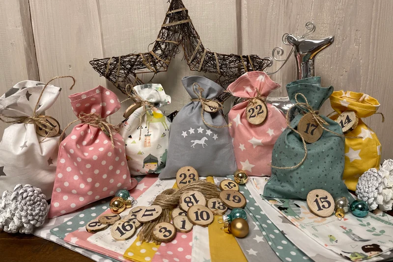 Adventskalender für Kinder ,Landhausstil Adventskalender zum Befüllen, 24 Säckchen zum Advent , Adventskalender Zahlen aus Holz, pastellfare