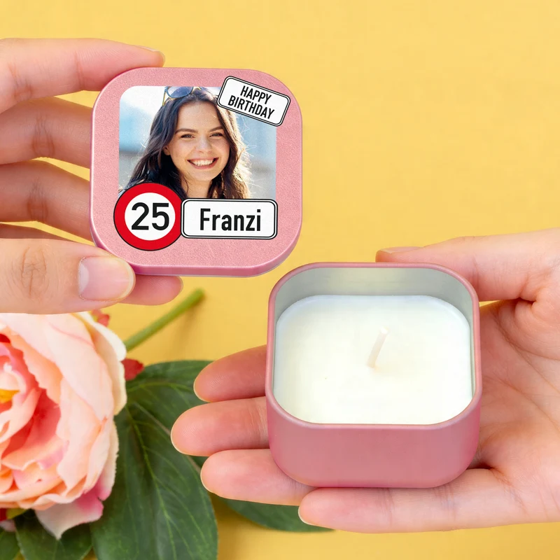Kerze zum Geburtstag mit Foto, Name & Alter personalisiert | Mini Duftkerze im Verkehrszeichen Look