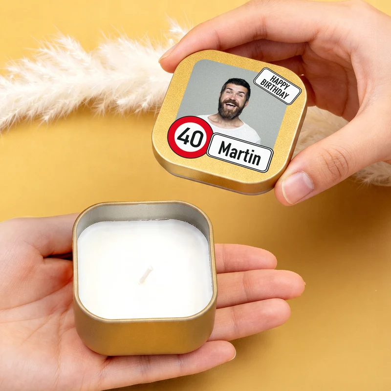 Kerze zum Geburtstag mit Foto, Name & Alter personalisiert | Mini Duftkerze im Verkehrszeichen Look