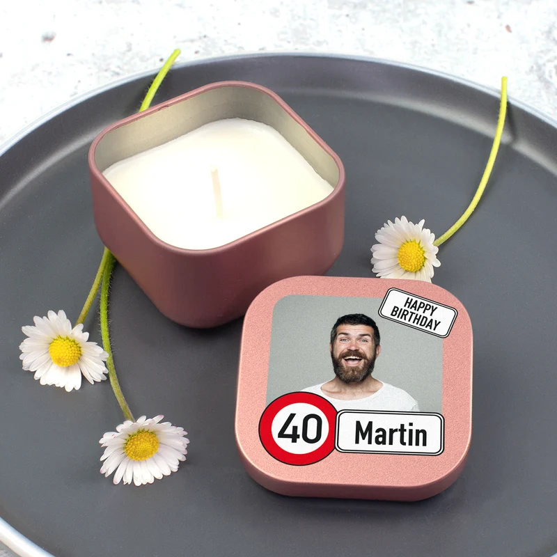 Kerze zum Geburtstag mit Foto, Name & Alter personalisiert | Mini Duftkerze im Verkehrszeichen Look