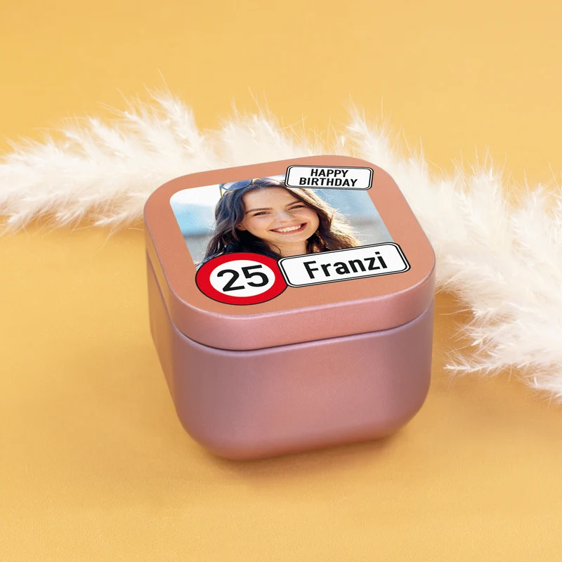 Kerze zum Geburtstag mit Foto, Name & Alter personalisiert | Mini Duftkerze im Verkehrszeichen Look