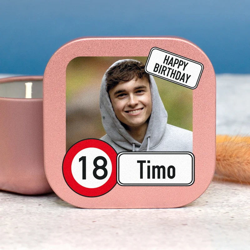 Kerze zum Geburtstag mit Foto, Name & Alter personalisiert | Mini Duftkerze im Verkehrszeichen Look